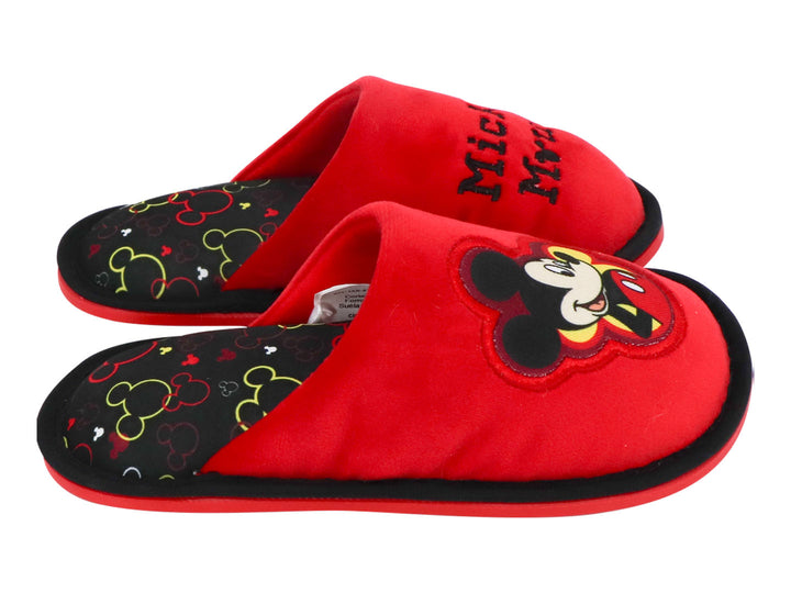 Par de pantuflas rojas infantiles con bordado de Mickey Mouse y bordes negros.