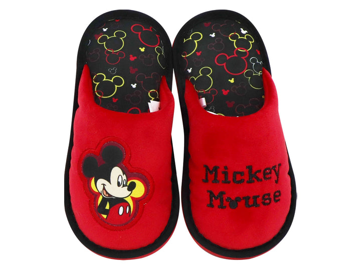 Par de pantuflas rojas infantiles con bordado de Mickey Mouse y bordes negros.