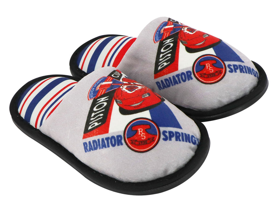 Par de pantuflas grises con estampados de la película Cars y el personaje Rayo McQueen.