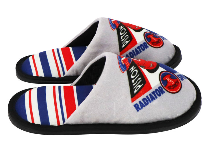 Par de pantuflas grises con estampados de la película Cars y el personaje Rayo McQueen.