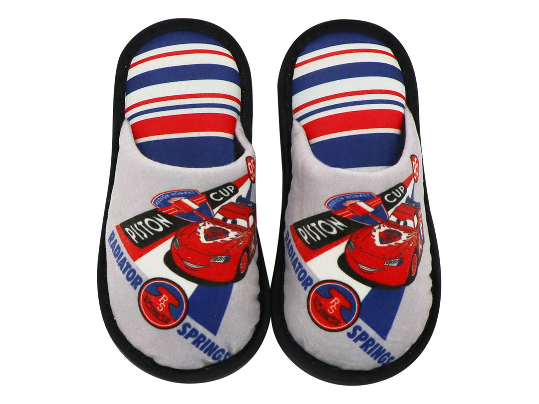 Par de pantuflas grises con estampados de la película Cars y el personaje Rayo McQueen.