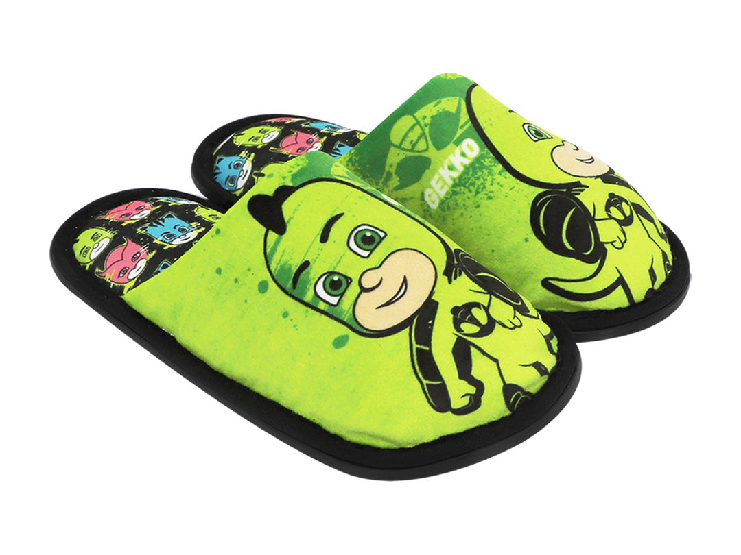 Par de pantuflas verdes para niño con diseño del personaje Gekko de PJ Masks y suela negra.