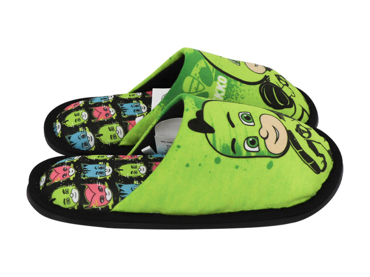 Par de pantuflas verdes para niño con diseño del personaje Gekko de PJ Masks y suela negra.
