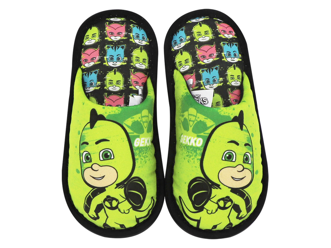 Par de pantuflas verdes para niño con diseño del personaje Gekko de PJ Masks y suela negra.