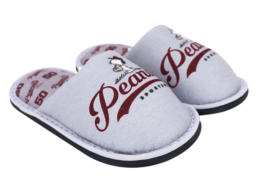 Par de pantuflas grises con diseño de Snoopy y letras rojas, ideales para niños.