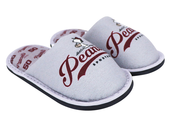 Par de pantuflas grises con diseño de Snoopy y letras rojas, ideales para niños.