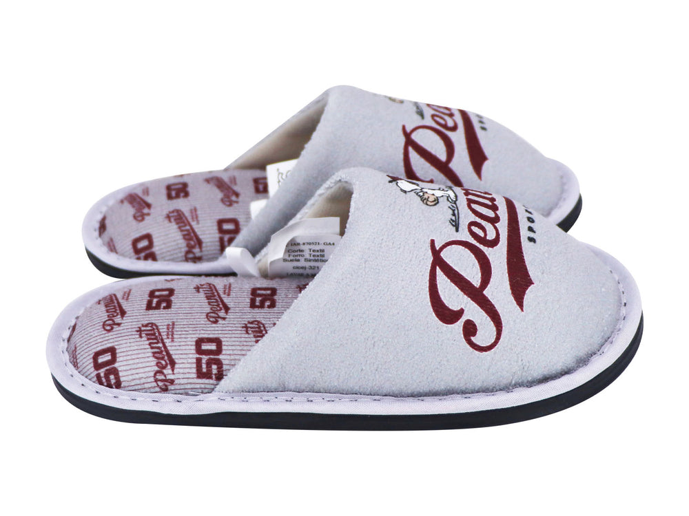 Par de pantuflas grises con diseño de Snoopy y letras rojas, ideales para niños.