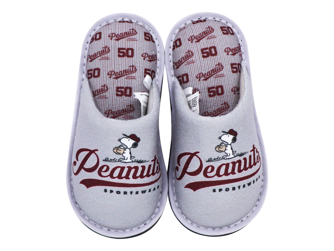 Par de pantuflas grises con diseño de Snoopy y letras rojas, ideales para niños.