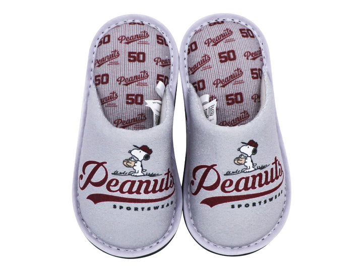 Par de pantuflas grises con diseño de Snoopy y letras rojas, ideales para niños.