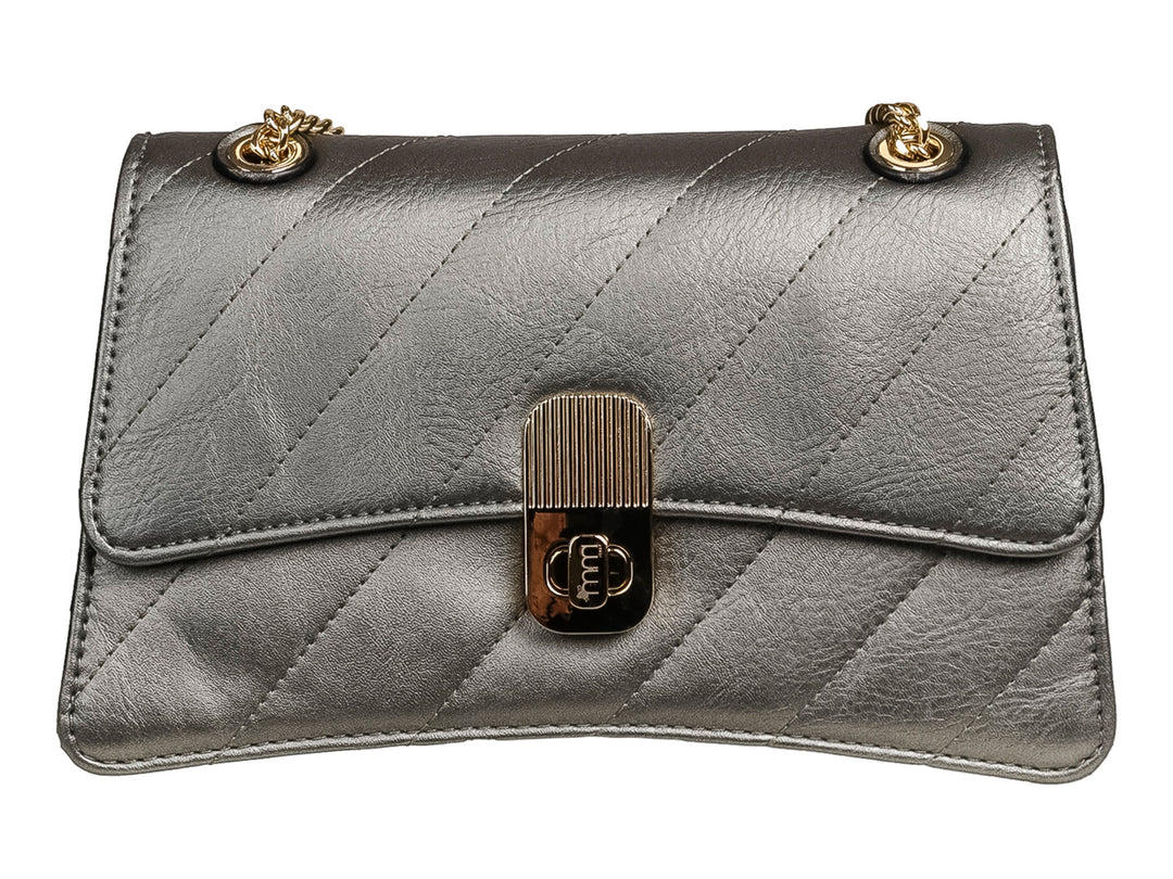 Bolsa de hombro color plata metálico con diseño acolchado diagonal, broche dorado y correa de cadena.