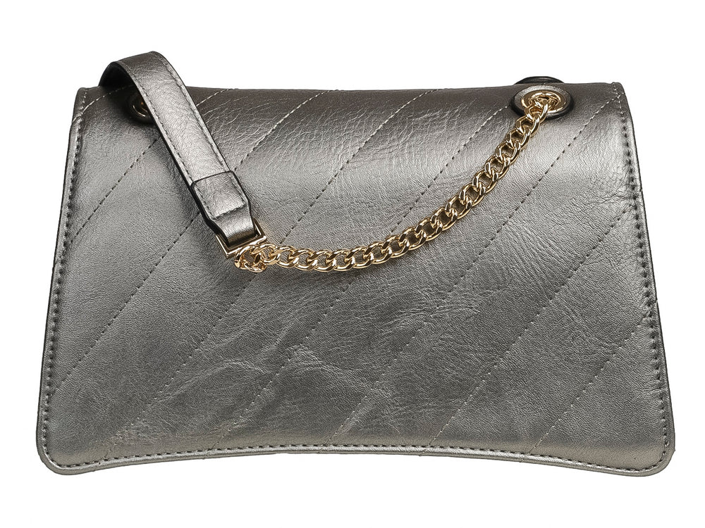 Bolsa de hombro color plata metálico con diseño acolchado diagonal, broche dorado y correa de cadena.