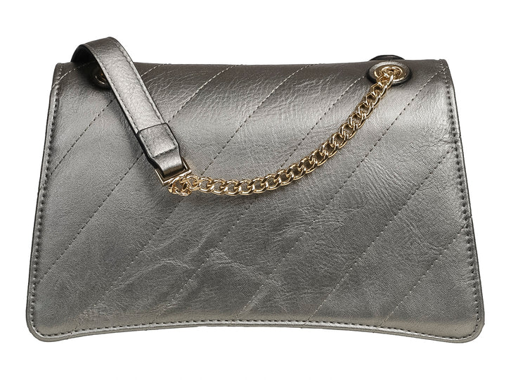 Bolsa de hombro color plata metálico con diseño acolchado diagonal, broche dorado y correa de cadena.