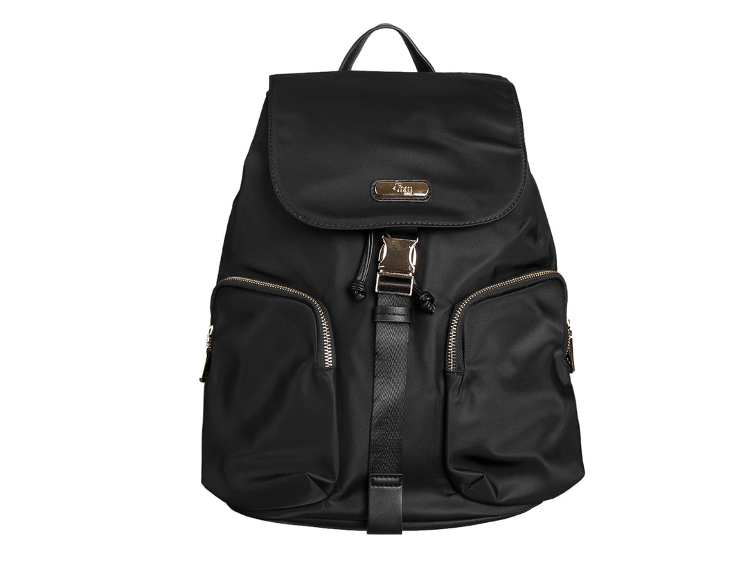 Mochila escolar color negro de material sintético con bolsillos frontales y correa ajustable.
