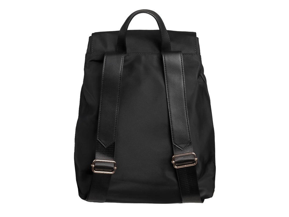 Mochila escolar color negro de material sintético con bolsillos frontales y correa ajustable.