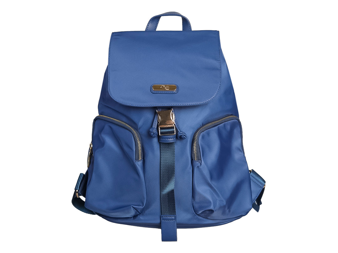 Mochila azul de material sintético con herrajes dorados y bolsillos frontales.
