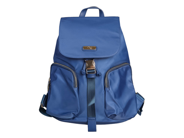 Mochila azul de material sintético con herrajes dorados y bolsillos frontales.