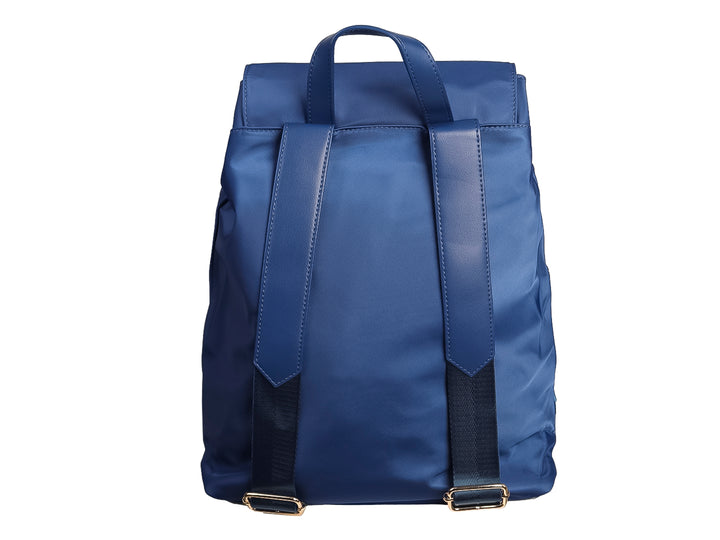 Mochila azul de material sintético con herrajes dorados y bolsillos frontales.