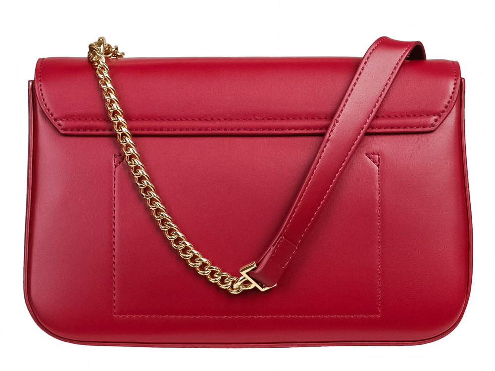 Bolso de hombro color rojo vino con textura acolchada, cierre dorado y correa de cadena.
