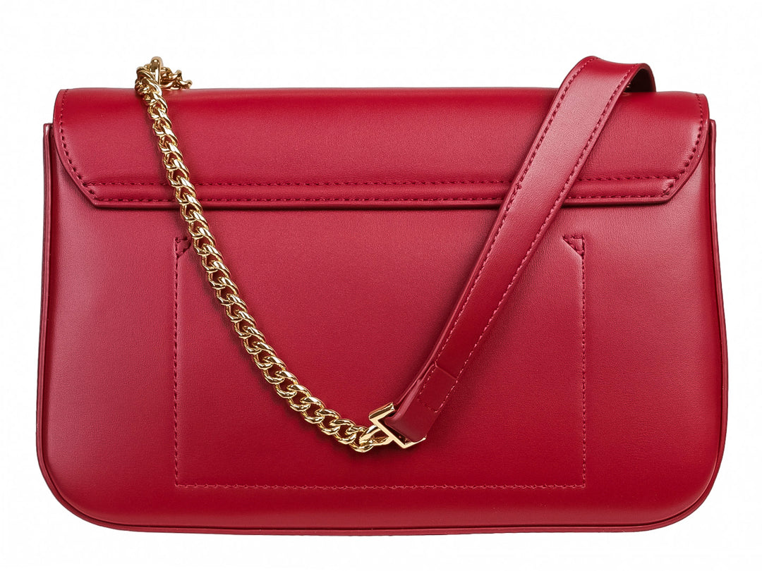 Bolso de hombro color rojo vino con textura acolchada, cierre dorado y correa de cadena.