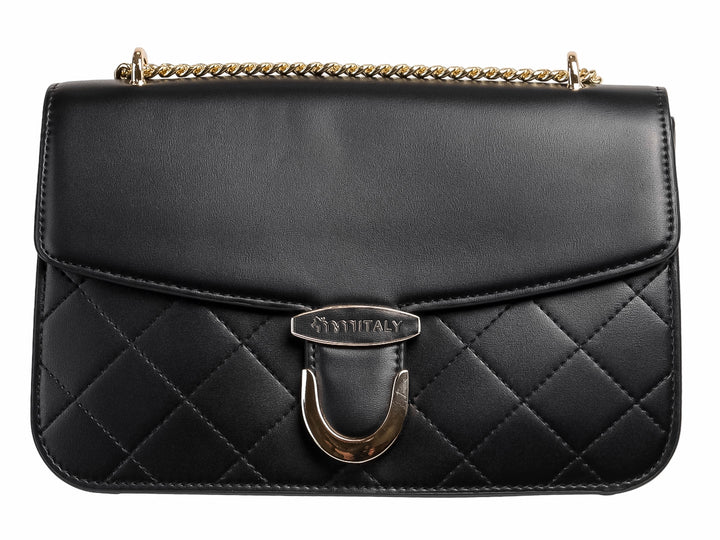 Bolso negro con diseño acolchado, correa de cadena dorada y cierre metálico frontal.