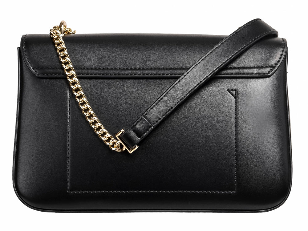 Bolso negro con diseño acolchado, correa de cadena dorada y cierre metálico frontal.