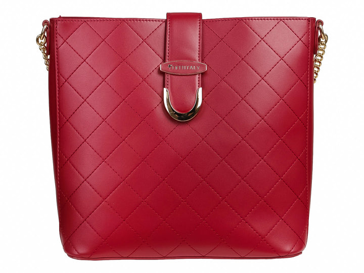 Bolsa color rojo vino con diseño acolchado y detalles metálicos dorados.