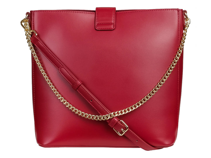 Bolsa color rojo vino con diseño acolchado y detalles metálicos dorados.