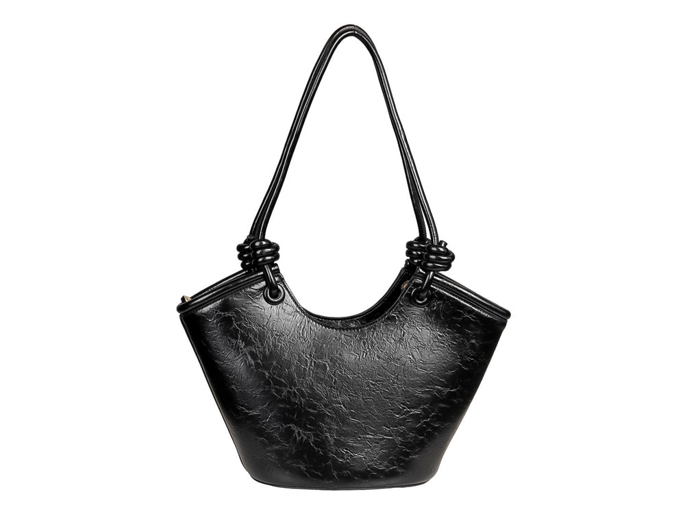 Bolsa de hombro color negro con textura rugosa y asas detalladas con nudos en los extremos.