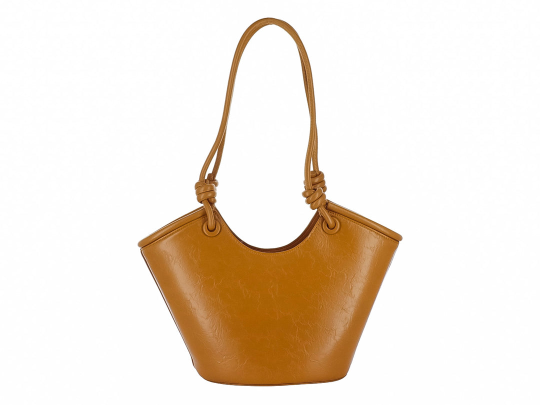 Bolso de hombro color mostaza con asas largas decoradas con nudos en la base.