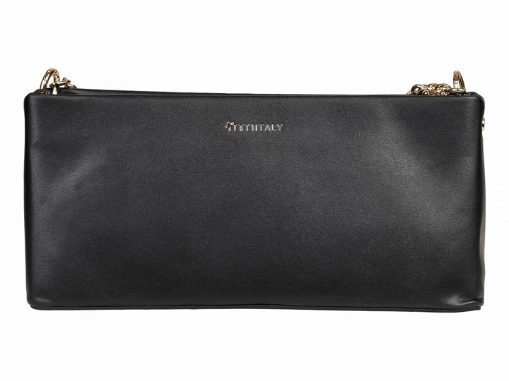 Bolso de mano color negro con forma rectangular, cierre superior y detalles en cadena dorada.