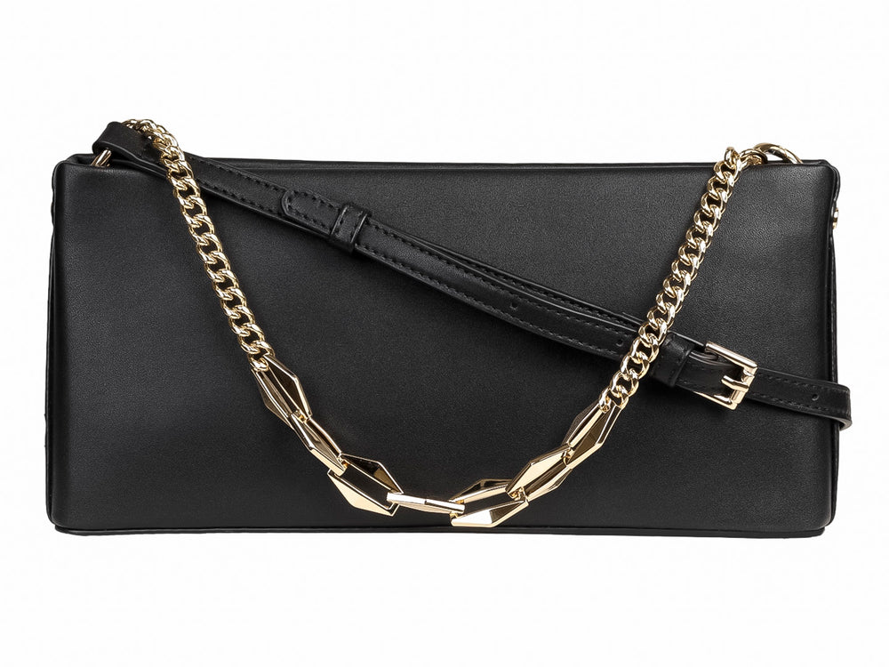 Bolso de mano color negro con forma rectangular, cierre superior y detalles en cadena dorada.