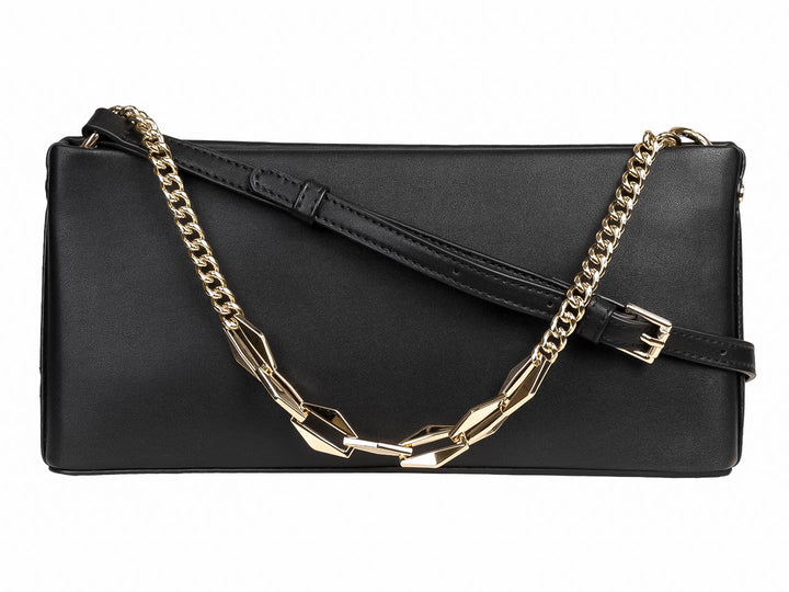 Bolso de mano color negro con forma rectangular, cierre superior y detalles en cadena dorada.