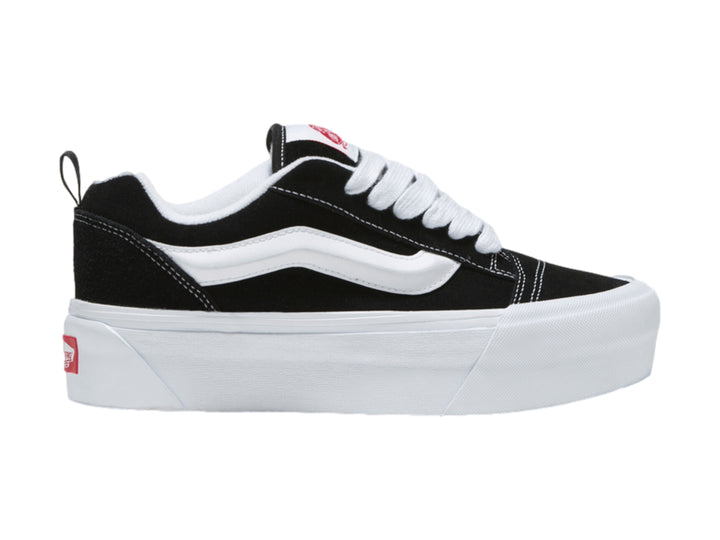 Tenis VANS Knu Stack en color negro con suela blanca gruesa y franja lateral blanca.