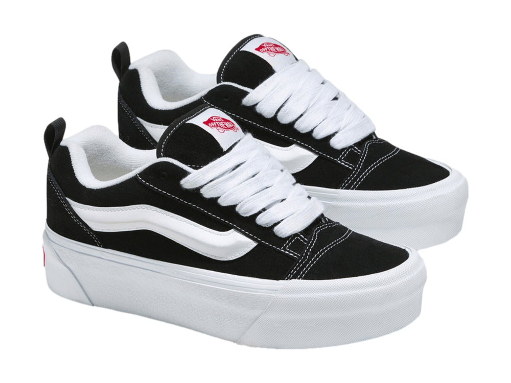 Tenis VANS Knu Stack en color negro con suela blanca gruesa y franja lateral blanca.