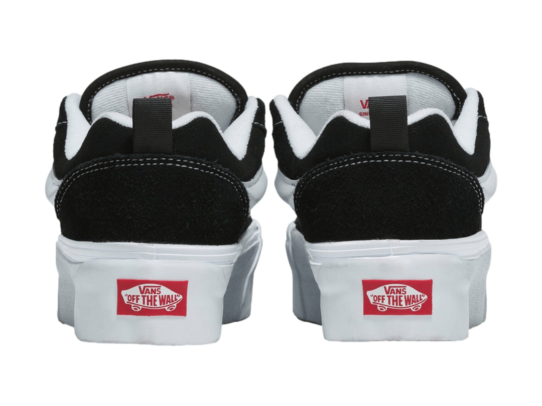 Tenis VANS Knu Stack en color negro con suela blanca gruesa y franja lateral blanca.