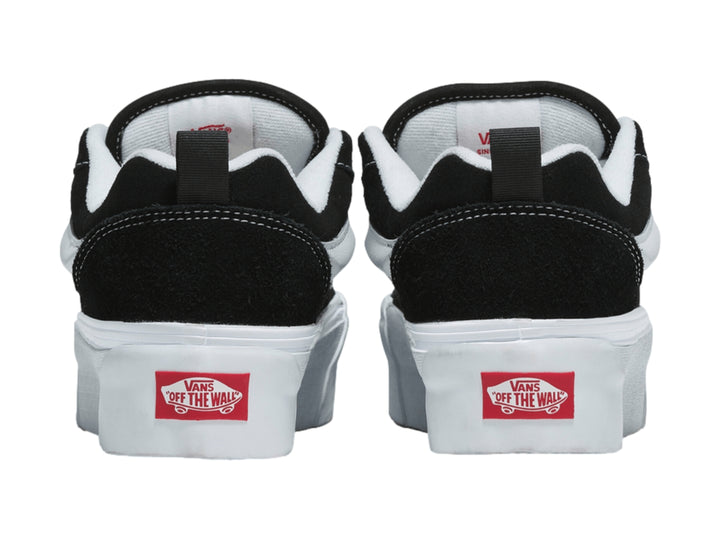 Tenis VANS Knu Stack en color negro con suela blanca gruesa y franja lateral blanca.