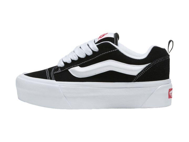 Tenis VANS Knu Stack en color negro con suela blanca gruesa y franja lateral blanca.