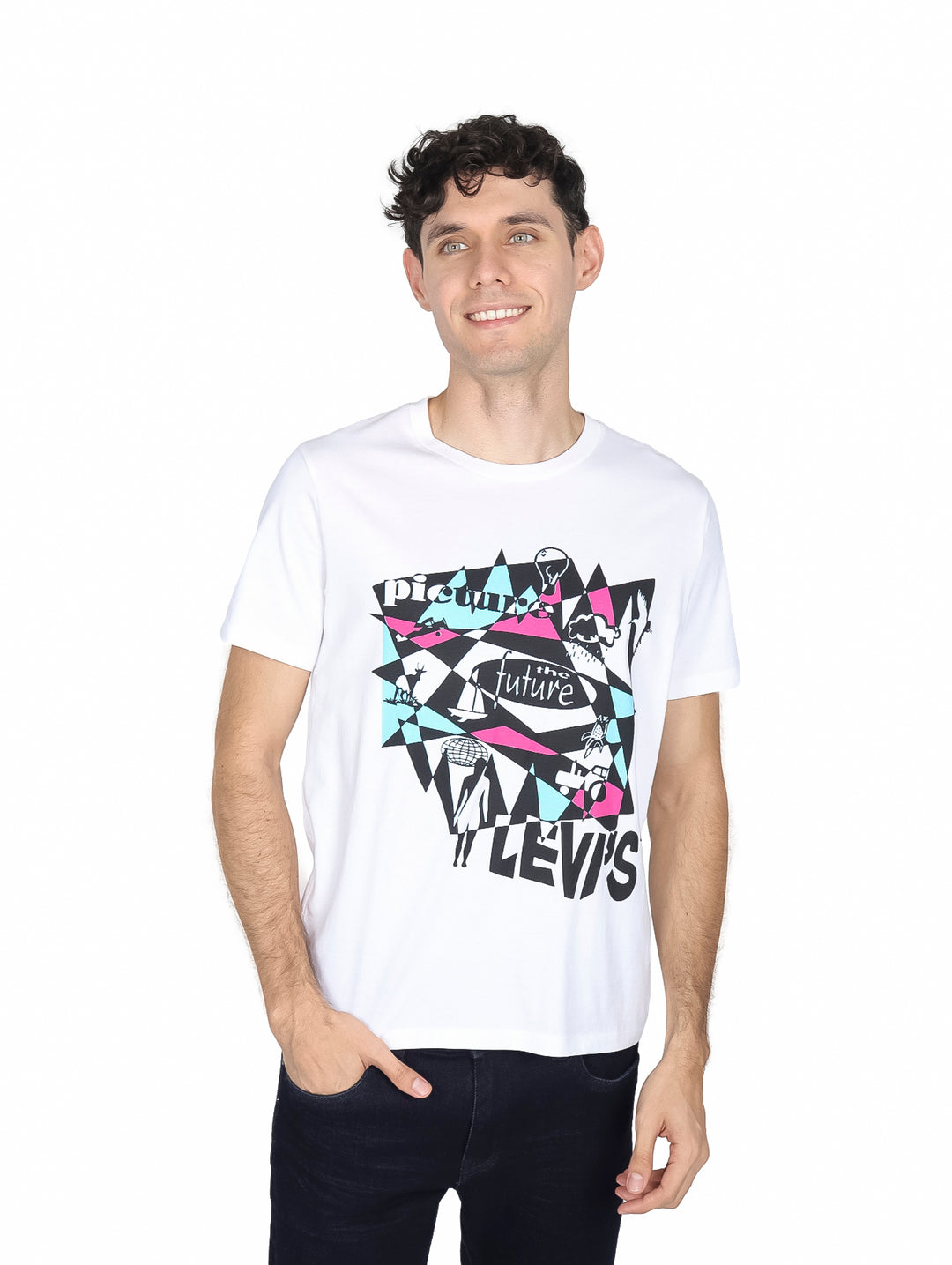 Hombre vistiendo una camiseta blanca de manga corta con un estampado gráfico multicolor en el pecho y cuello redondo.