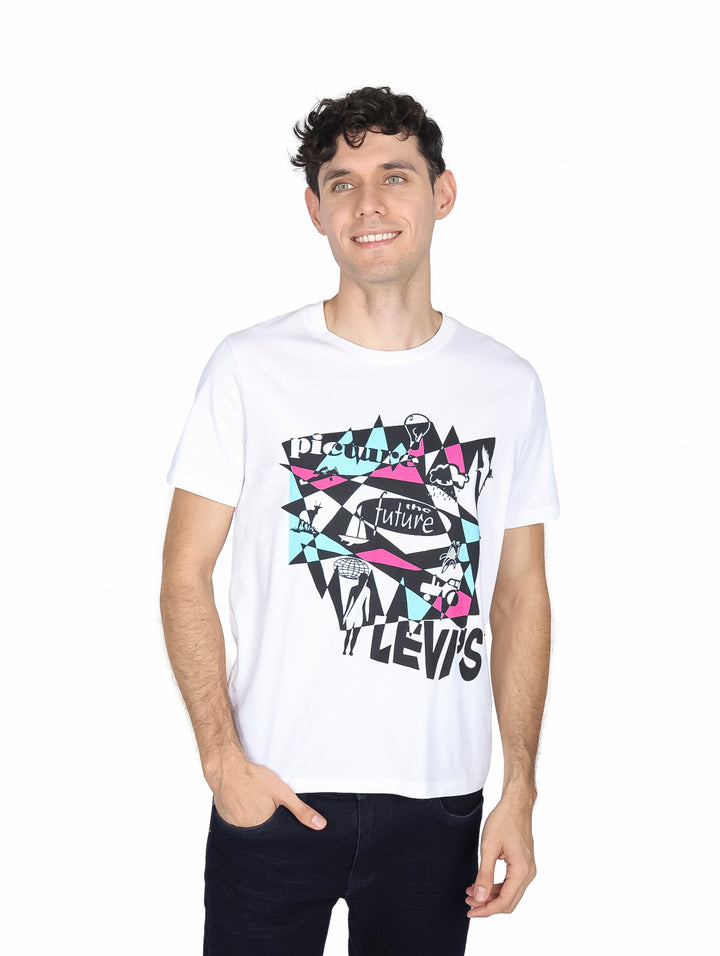 Hombre vistiendo una camiseta blanca de manga corta con un estampado gráfico multicolor en el pecho y cuello redondo.