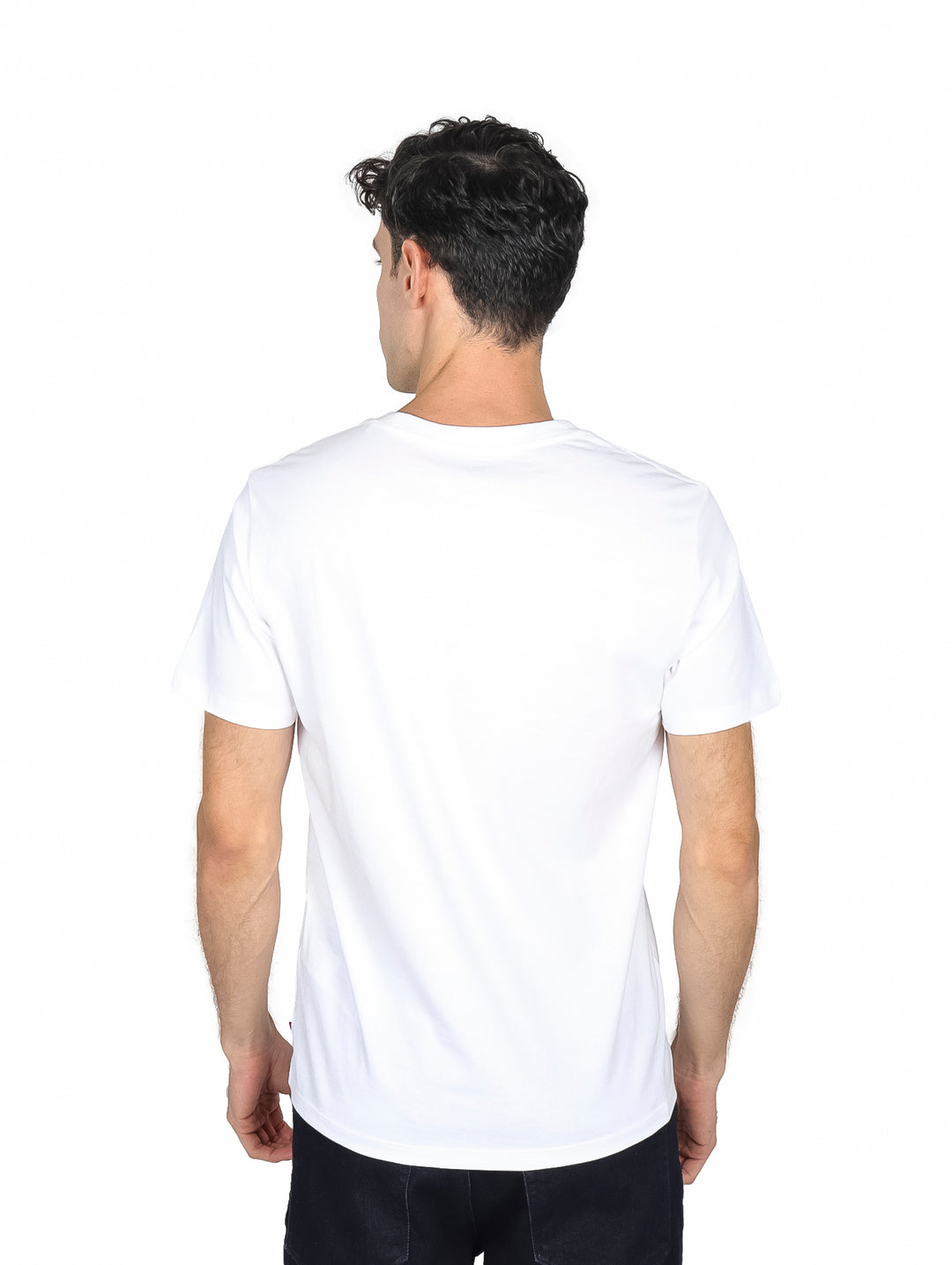 Hombre vistiendo una camiseta blanca de manga corta con un estampado gráfico multicolor en el pecho y cuello redondo.