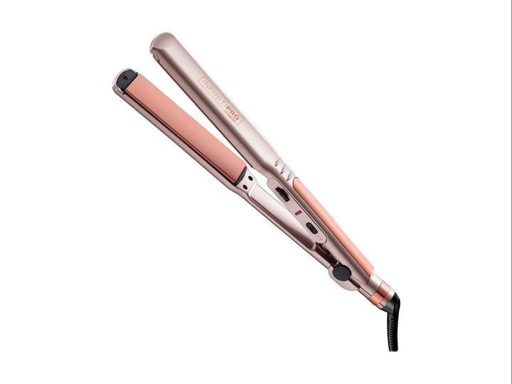 Alaciadora Conair InfinitiPro en color rose gold con placas de titanio sobre fondo blanco.