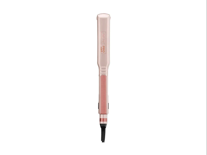 Alaciadora Conair InfinitiPro en color rose gold con placas de titanio sobre fondo blanco.