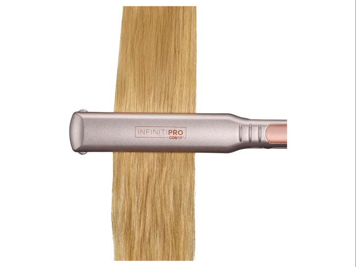 Alaciadora Conair InfinitiPro en color rose gold con placas de titanio sobre fondo blanco.