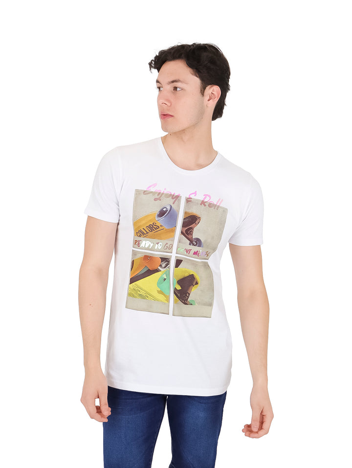 Hombre vistiendo playera blanca de manga corta con estampado gráfico colorido en el pecho.
