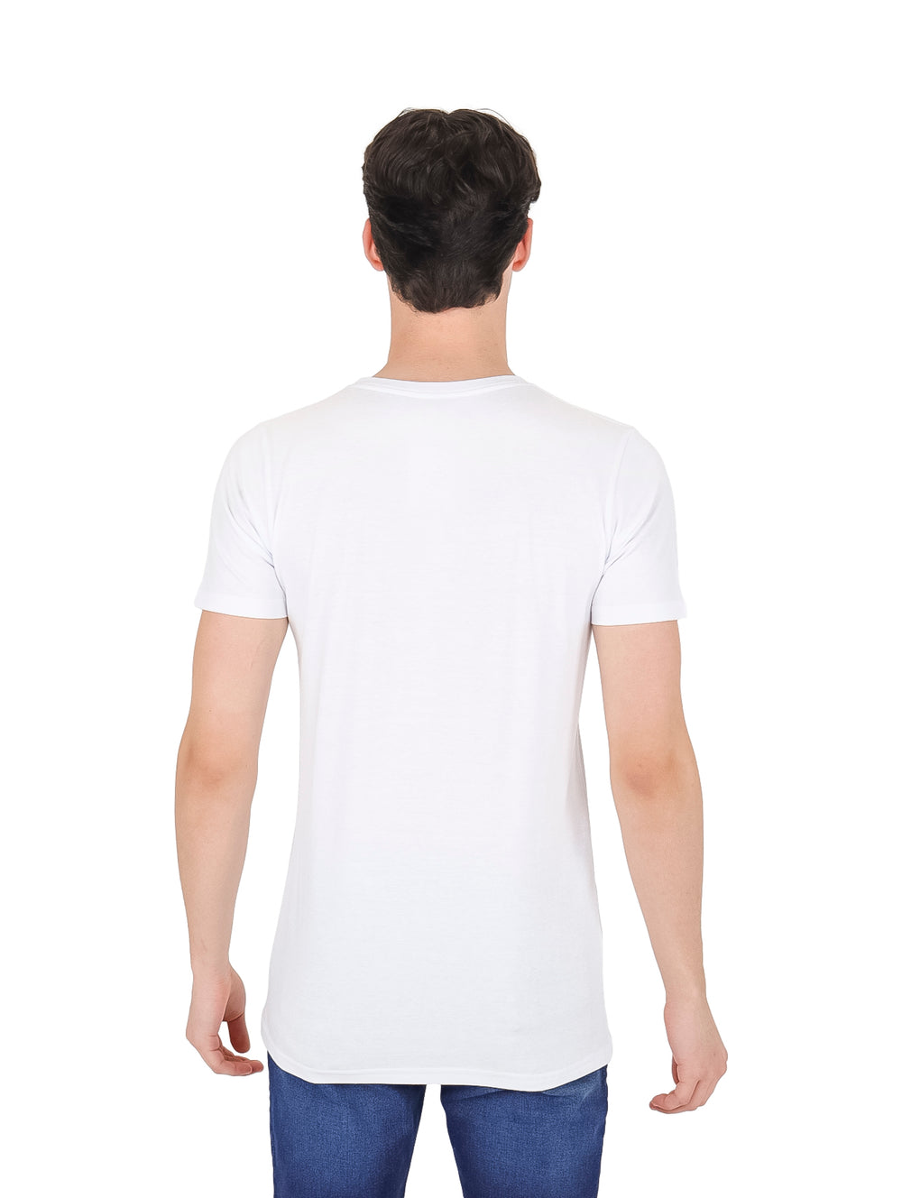Hombre vistiendo playera blanca de manga corta con estampado gráfico colorido en el pecho.