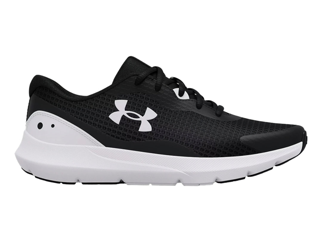 Tenis deportivos Under Armour Surge 3 en color negro con suela blanca y logotipo blanco lateral.