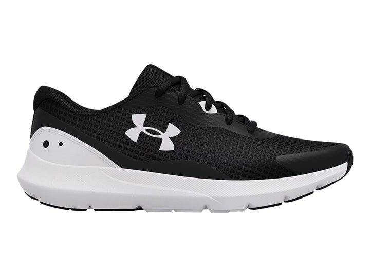 Tenis deportivos Under Armour Surge 3 en color negro con suela blanca y logotipo blanco lateral.