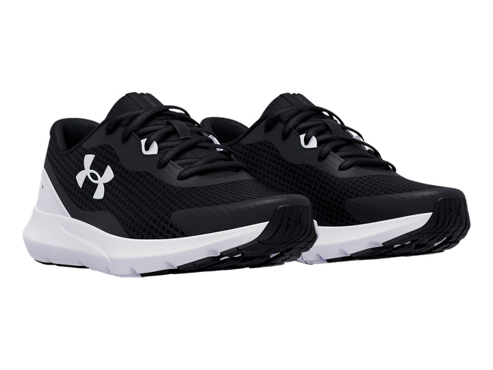 Tenis deportivos Under Armour Surge 3 en color negro con suela blanca y logotipo blanco lateral.