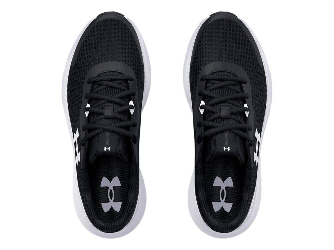 Tenis deportivos Under Armour Surge 3 en color negro con suela blanca y logotipo blanco lateral.