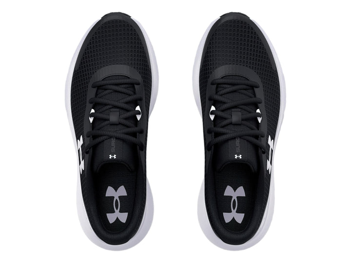 Tenis deportivos Under Armour Surge 3 en color negro con suela blanca y logotipo blanco lateral.